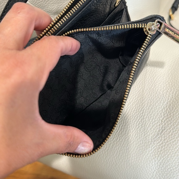 Authentic Leather Michael Kors crossbody bag. - Picture 11 of 14
